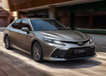 За Toyota Camry – в Казахстан? В соседней стране возобновились продажи популярных в России седанов, цена – от 3 млн рублей за Camry с двигателем 2,5