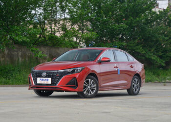 Как Hyundai Solaris, но для Китая. Представлен бюджетный седан Changan Yidong Plus: при цене 13,5 тыс. долларов у него 160-сильный мотор и два экрана в салоне