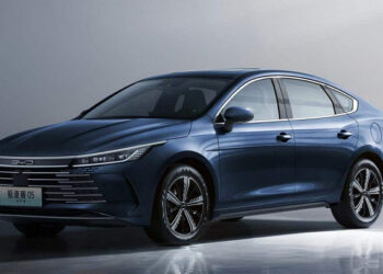 Запас хода 1200 км, расход 3,8 л на 100 км, управление с Apple Watch и iPhone в большом современном седане дешевле $15 000. Представлен BYD Destroyer 05 2023