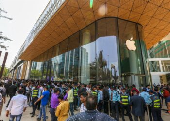 Apple открыла первый магазин в Индии На открытии был Тим Кук