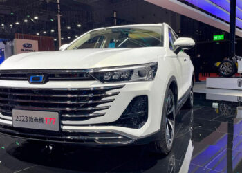 В Китае засветили рестайлинговый Lada X-cross 5? FAW привезла на Шанхайский автосалон обновленный кроссовер Bestune T77