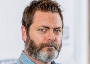 Появилось фото со съемок финального сезона «Академии Амбрелла» со стильным Ником Офферманом