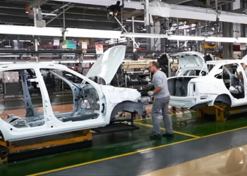 «Белое море из автомобилей Lada Granta» начали убирать с территории АвтоВАЗа: машины доукомплектовываются