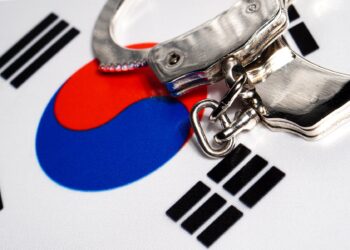 Полиция Южной Кореи провела рейд в клинике пластической хирургии и задержала подозреваемых в «криптоубийстве» — последние новости