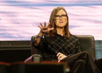 ARK Invest Кэти Вуд приобрели акции Coinbase на 8,7 млн долларов и подали третью заявку на биткоин-ETF на фоне судебного иска SEC