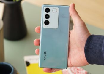 Меняет цвет корпуса и уверенно двигает конкурентов. Обзор недорогого Vivo V27