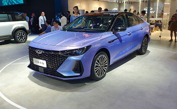 «Camry-заменитель». Главный редактор «За рулем» показал салон седана Chery Arrizo 8, который будет продаваться в России