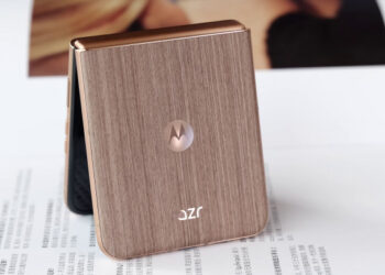 Обзор Motorola Razr 60 Ultra: он деревянный!