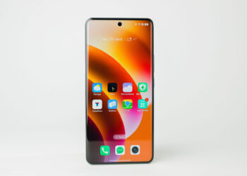 ИИ, ёмкая батарея и классная камера: первый взгляд на realme 15 Pro