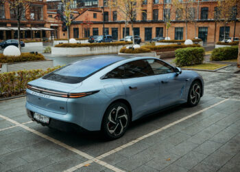 Влюбиться в дизайн и возненавидеть меню: обзор противоречивого Exeed Exlantix ES 2025