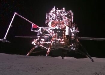Китай обнаружил на обратной стороне Луны редчайший тип метеоритов с водой