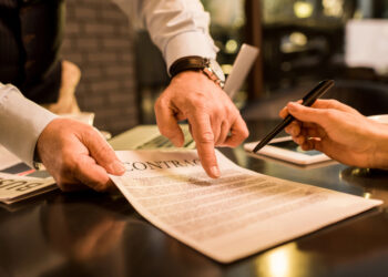 Ученые создали ИИ для выявления «подводных камней» в контрактах: оценка по шкале риска, неправомерные или отсутствующие пункты