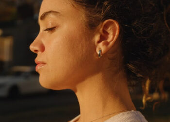 Стартап выпустил первые смарт-серьги за $250 — мониторинг здоровья на устройстве весом менее грамма