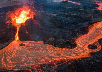 Ученые обнаружили микробы в застывшей лаве спустя всего несколько часов после извержения