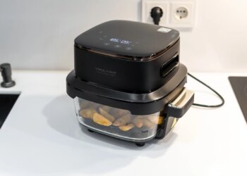 Стекло вместо металла: обзор компактного аэрогриля Trouver AF20 Pro, в котором видна еда