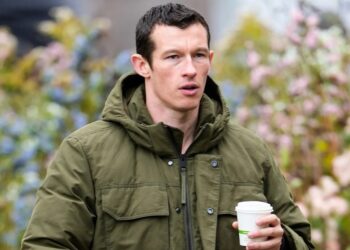 Каллум Тёрнер рассказывает друзьям, что будет играть нового Бонда