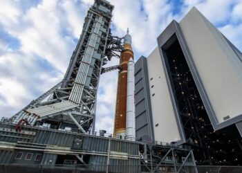 Видео демонстрирует доставку гигантской ракеты для лунной миссии Artemis II на площадку