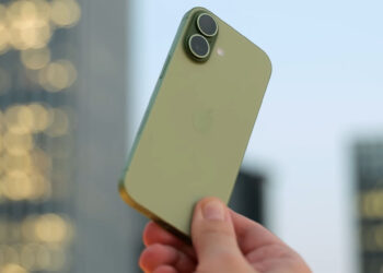 ВИДЕО: обзор iPhone 17 – смартфон года или догоняющий оверпрайс?