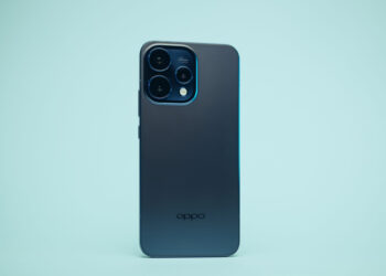 Сохраняет впечатления, выглядит стильно и не боится воды: обзор OPPO Reno15 5G