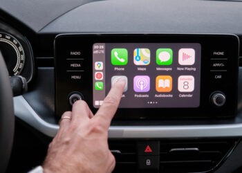 Медленное внедрение iOS 26 на iPhone могло навредить продажам Tesla