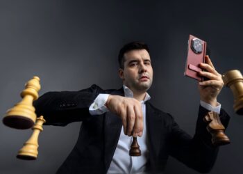 Гроссмейстер победил в шахматном турнире на смартфонах Huawei Mate X7