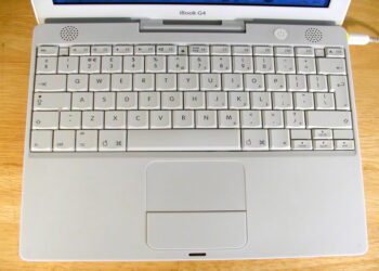 Пользователь подключил 21-летний iBook к Wi-Fi и без проблем загрузил обновления с серверов Apple