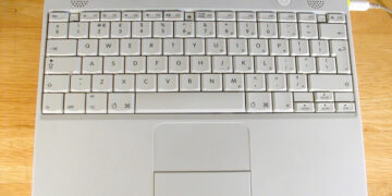 Пользователь подключил 21-летний iBook к Wi-Fi и без проблем загрузил обновления с серверов Apple