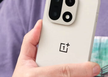 ВИДЕО: обзор OnePlus 15 за минуту – оптимальный флагман?