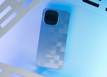 Флагманам пора на пенсию? Обзор iQOO 15R — небольшого и мощного смартфона с огромной батареей