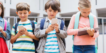 В Украине хотят запретить школьникам пользоваться смартфонами и планшетами