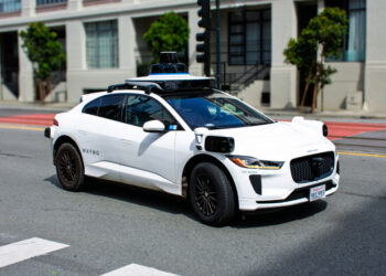 Waymo снова глючит: роботакси заблокировало скорую, которая направлялась на место массовой стрельбы