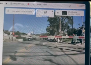 Tesla на «автопилоте» FSD протаранила шлагбаум железнодорожного переезда — видео