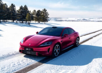 905 км автономности и облик Porsche Taycan: Huawei и SAIC запустили электромобили Z7 и Z7T