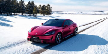 905 км автономности и облик Porsche Taycan: Huawei и SAIC запустили электромобили Z7 и Z7T