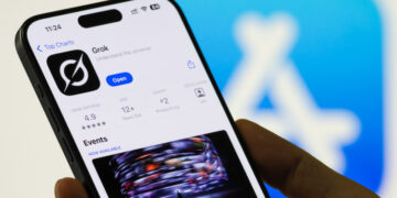 Конфликт интересов: Apple угрожает удалить ИИ-чатбот Grok из магазина App Store