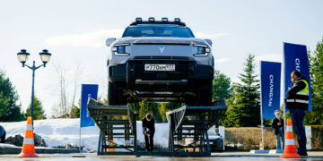 Выглядит как суровый джип, а разгоняется за 6,3 секунды: знакомимся с новым гибридом Deepal G318