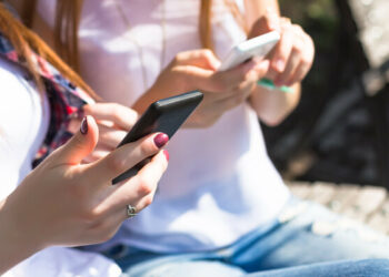 Женщины-миллениалы проводят за смартфоном больше всех