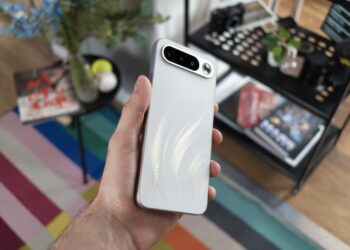 Обзор Realme 16 5G: смартфон в стиле “пикселя” с зеркальцем