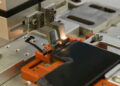 Как создаются аккумуляторы для iPhone? Видеорепортаж iFixit