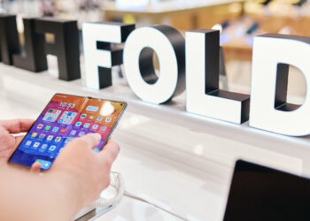 Продажи складных смартфонов в России обновили исторический рекорд