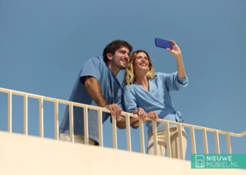 Пресс-фото Fairphone 6+ в синем цвете