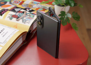 ВИДЕО: обзор Samsung Galaxy Z Fold 8 – самая универсальная раскладушка?