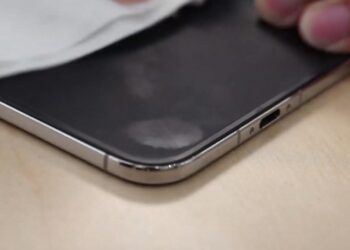 Apple рассказала, как чистить складной экран iPhone Duo