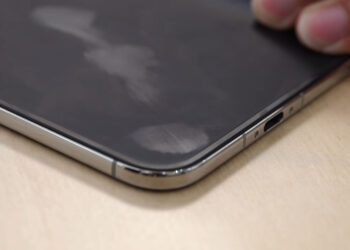 Складной экран iPhone Duo стал жутким магнитом для отпечатков пальцев